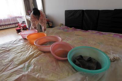 怀仁楼上漏水，住户失联，小区没物管，业主维权难！律师来支招……
